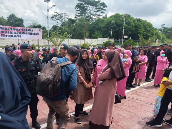 Penyambutan personel Brigadir Mobil (Brimob) Polda Riau saat kembali pulang ke tanah Bumi Lancang Kuning.